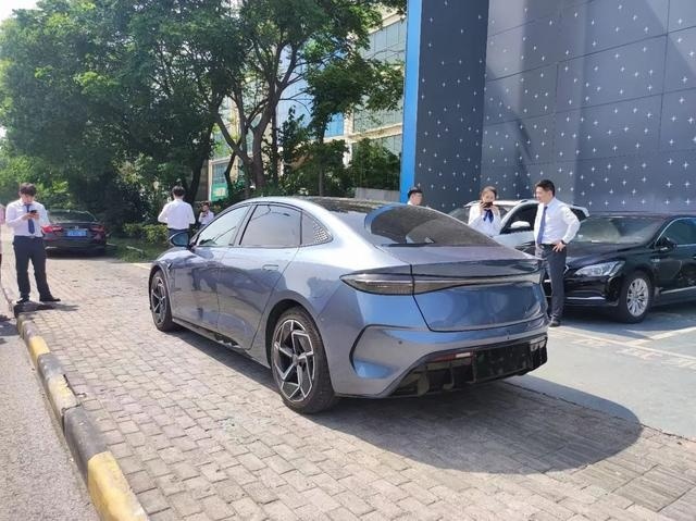 卖爆了！？比亚迪海豹即将上市 新车热度超越特斯拉Mode 3