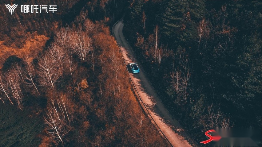 见证成都首批哪吒S用户提车：开最美的车，看最美的景