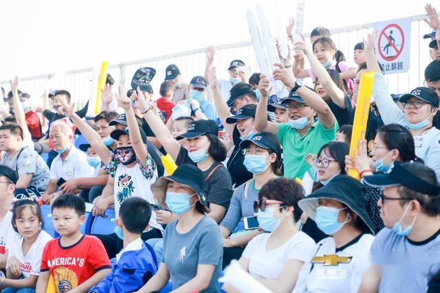 霸都上演大型飞行秀，现场飙车特技堪比《速度与激情》