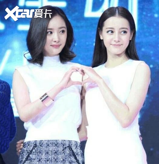 杨幂座驾是150万的奔驰，名下艺人迪丽热巴座驾太霸气