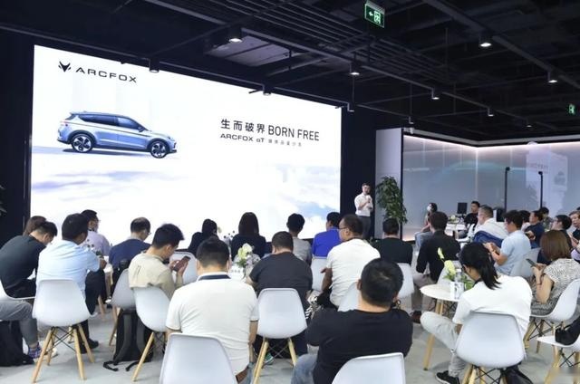 续航653km，看ARCFOX αT如何硬刚Model Y
