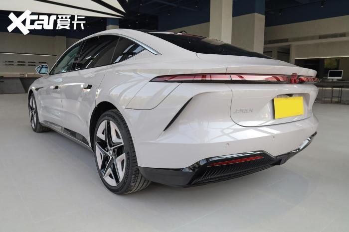 售22.99万起，车长达到5米，最高续航666公里，静态体验飞凡F7