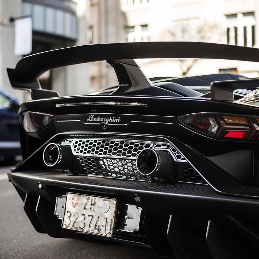 兰博基尼Aventador SVJ敞篷版实车街拍 犀利感