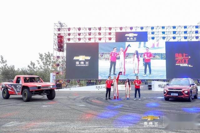 霸都上演大型飞行秀，现场飙车特技堪比《速度与激情》