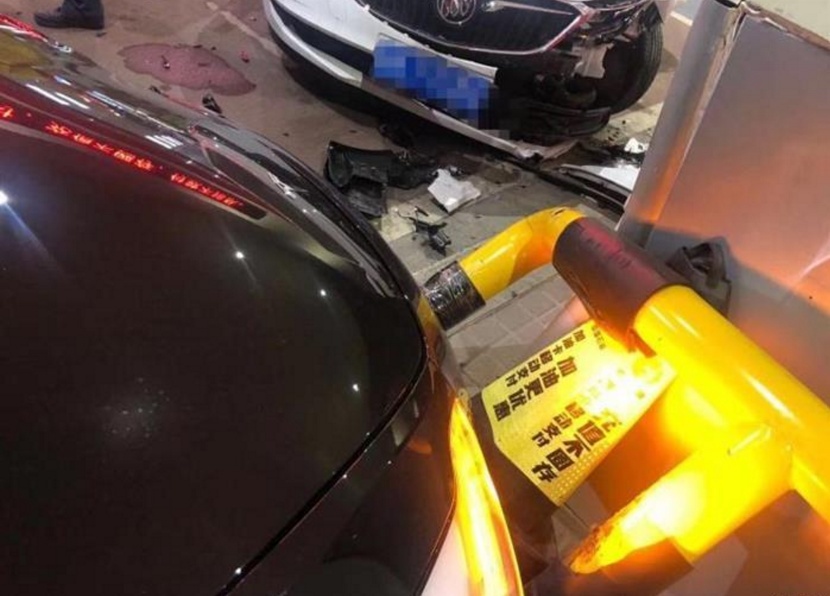 特斯拉Model 3失控冲进加油站……