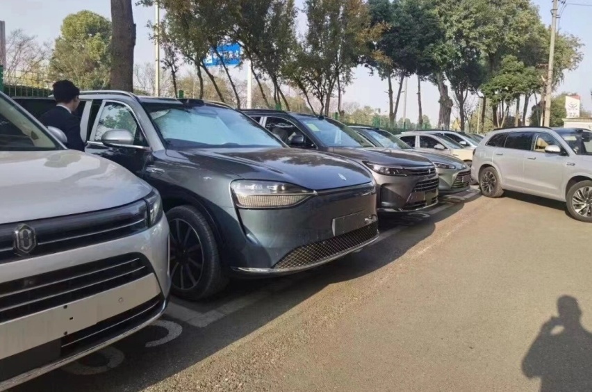 月底上市！问界M9实车到店，双色车身有气场，配三联屏+续航585km