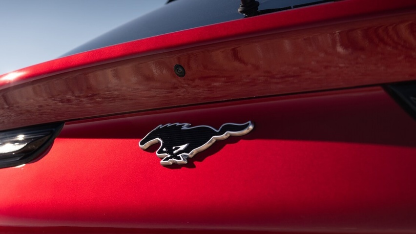 野马Mach-E对比特斯拉Model Y，跑车品牌的电动SUV怎么样？