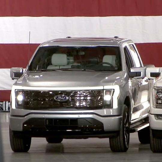 福特F-150纯电动版实车曝光，美国总统拜登亲自试驾