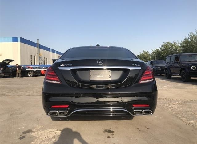 最低标准4.0T，配红色卡钳和四尾排，它才是真正的“西装暴徒