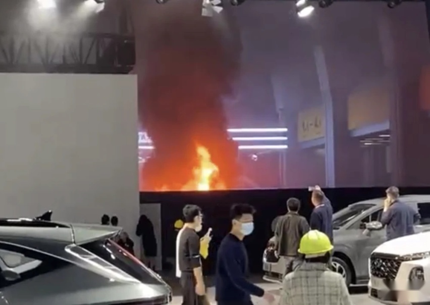 阿尔特汽车的展台起火 钠离子得看比亚迪和宁王？