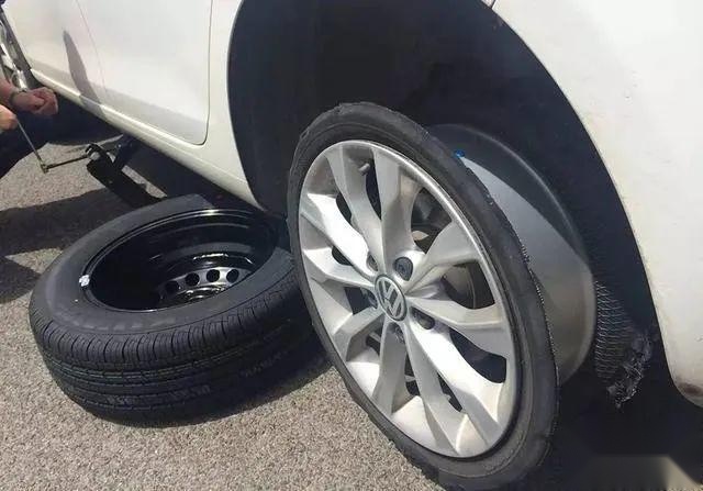 高速爆胎如何处理？救车“三部曲”让你远离危险！
