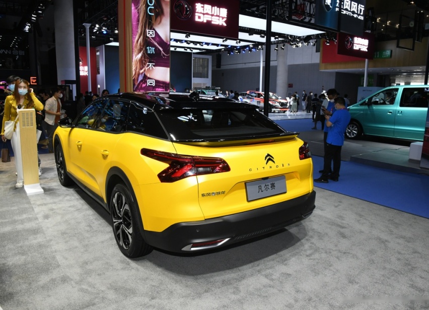 堪称同级最独特的中级车,凡尔赛C5X正式上市,售价14.37万元起