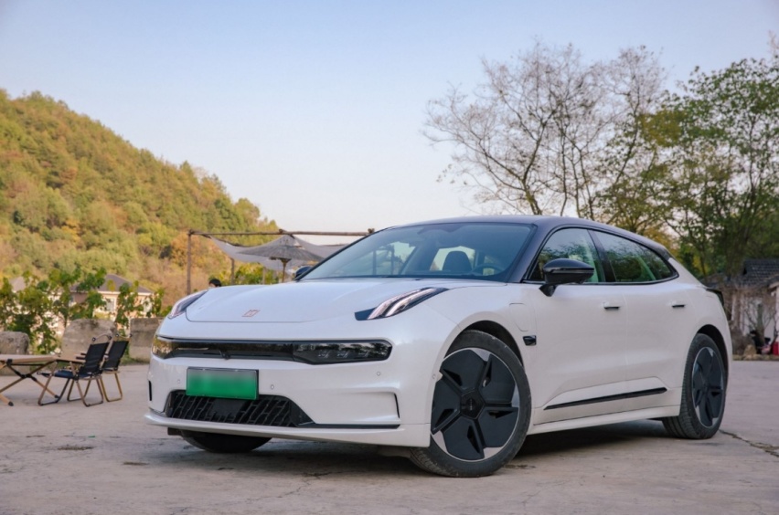 手握预算30万，选极氪001还是选特斯拉Model Y