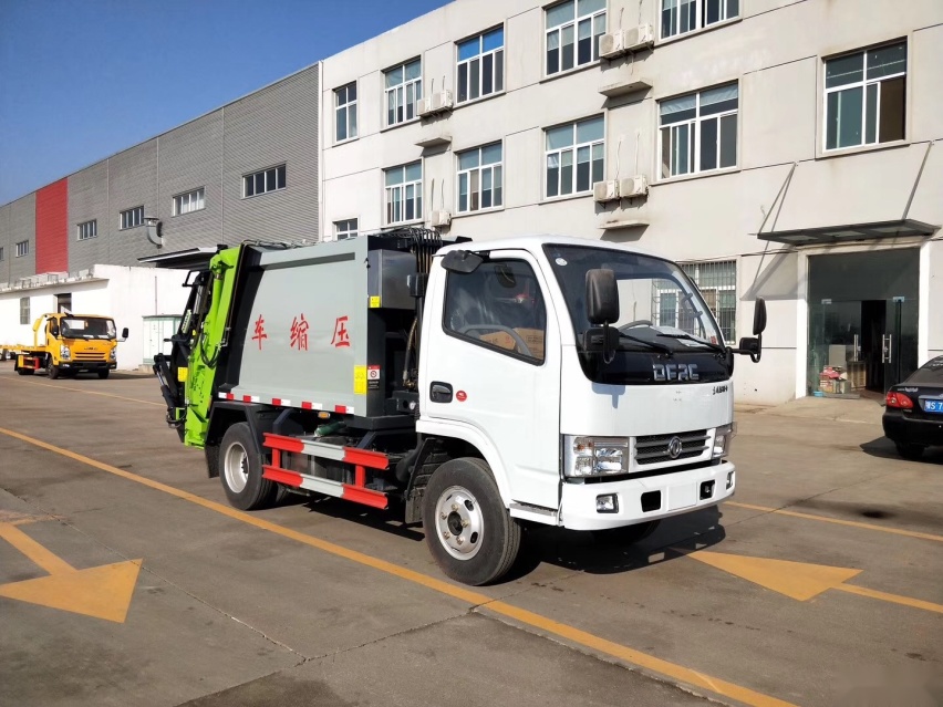 东风多利卡6方压缩式垃圾车 国五后挂桶式垃圾车图片