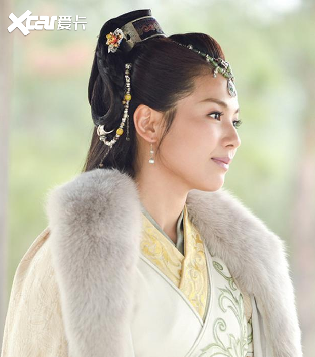 刘涛饰演的"芈姝"一角,很有古典质感,穿着素白色古装披一件灰色皮草