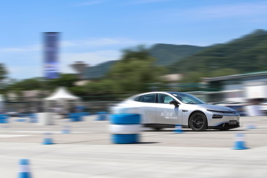 小鹏P7颜值与实力并存 能否碾压国产特斯拉Model 3？