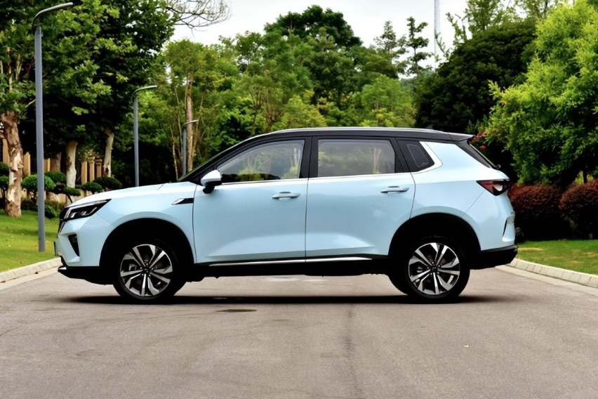 10万级的混动SUV，车长4594mm，市区油耗4.6L，可弹射起步