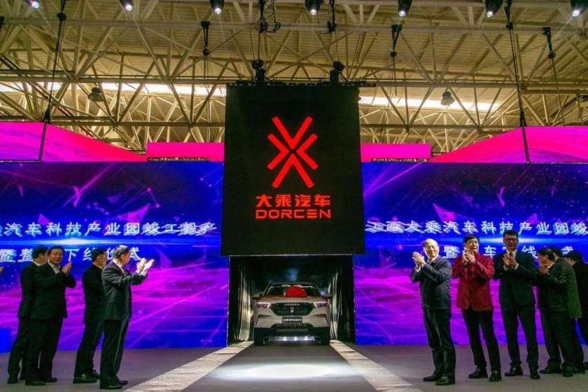产品普通却定价自信的自游家NV，活像个孤独患者，自我拉扯