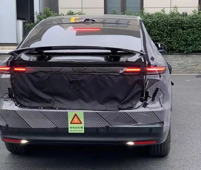 到底是什么车？蔚来全新车型预告，电动大尾翼很唬人