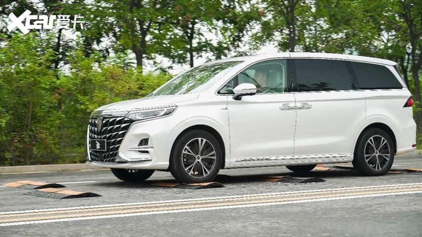 谁能成为她中意的移动的家? 荣威imax8对比传祺m8