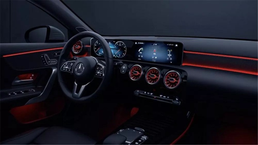 奔驰全新A级两厢上市，别把隔壁的新款AMG E63 S给忘了