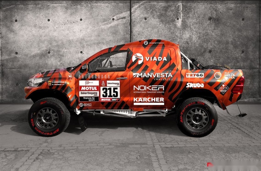 toyota-hilux-with-lexus-v8-engine-looks-dakar-ready-costs-a-small-fortune_1.jpg