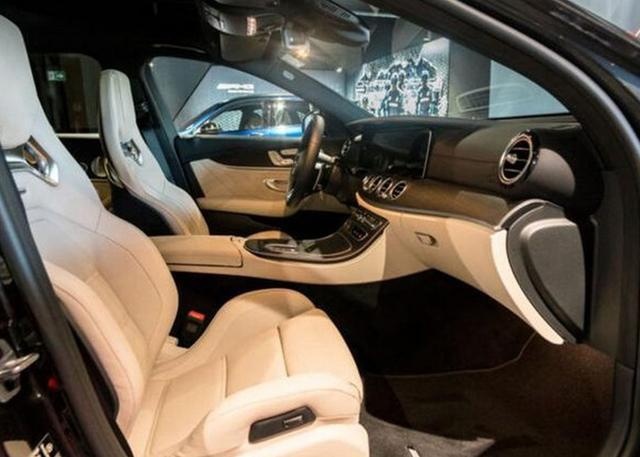 新款奔驰AMG E53海外实拍图 百公里加速仅4.4s