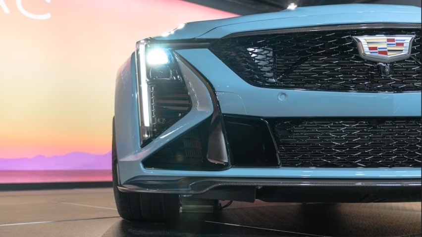 2025款凯迪拉克CT5-V黑翼，车速可达321km/h的轿车，钛合金