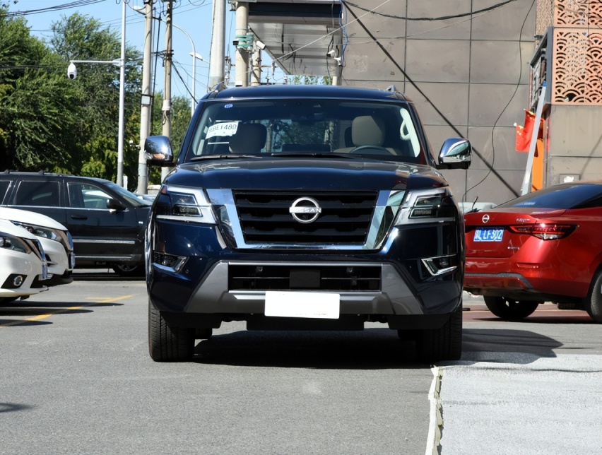 车长超5米3，后排座椅可放平，搭载5.6L V8引擎，气场比奥迪Q7强