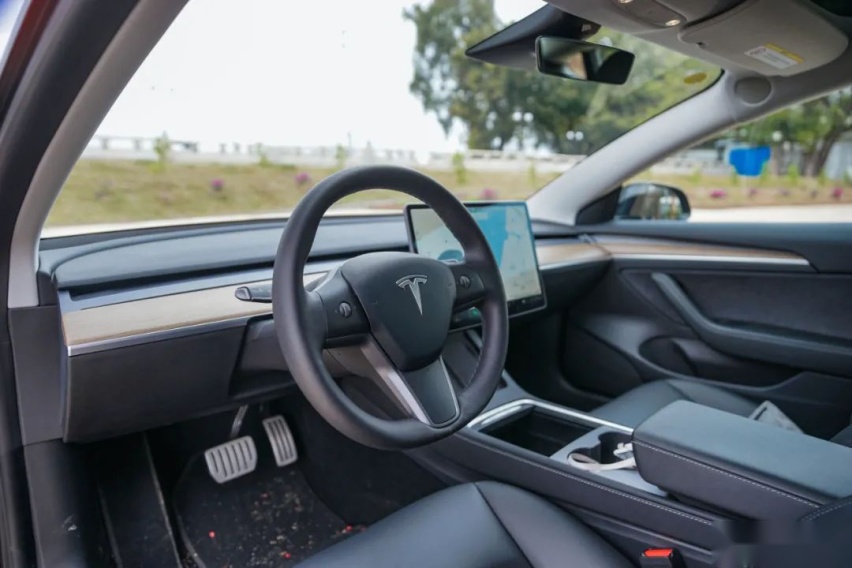 试驾特斯拉Model 3高性能版,比钢炮们滑溜的线性最让人欲罢不能