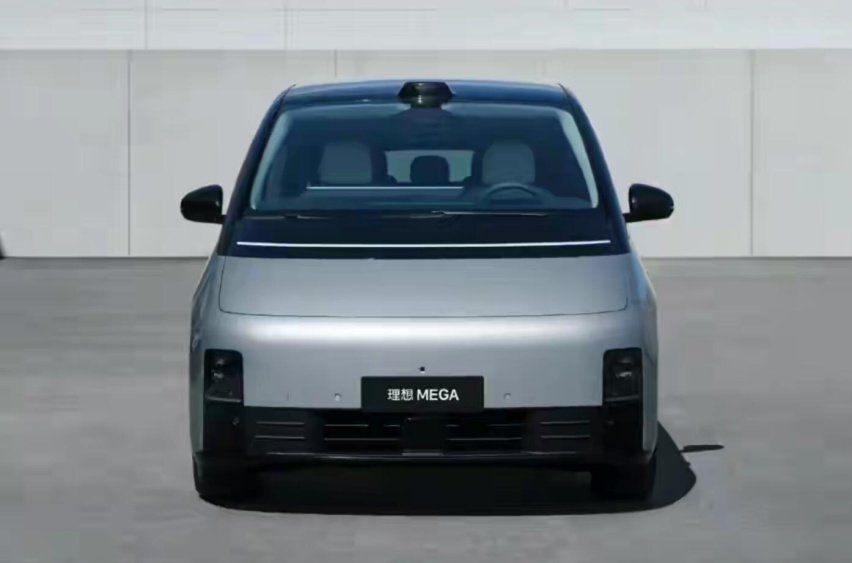 理想MEGA测试车实线变道且别车？理想：深表歉意