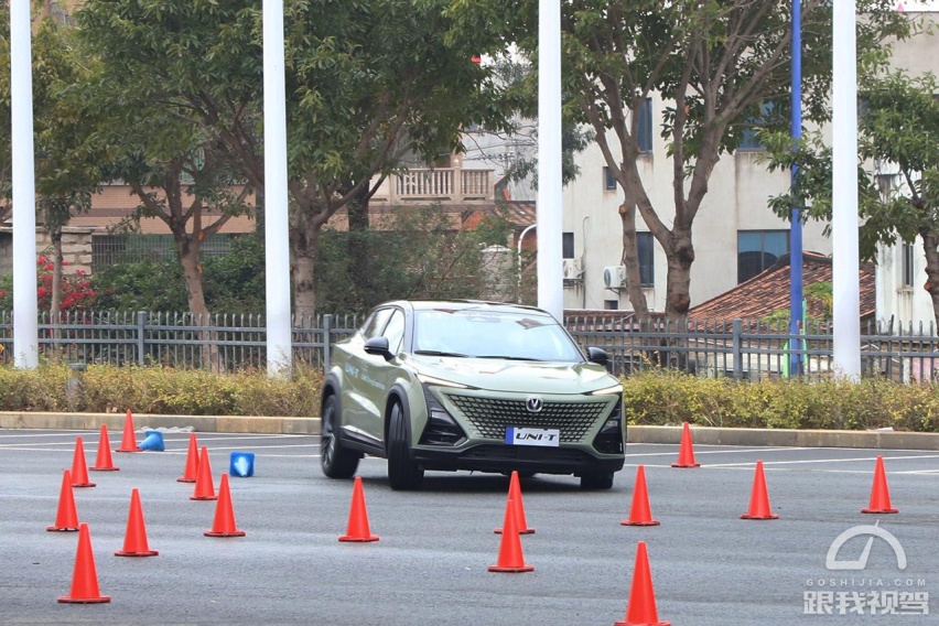 家用SUV敢硬闯赛道？换装2.0T+8AT的长安UNI-T并非只顾家！