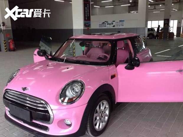 座驾也能"撞衫" 看看宝马mini的女主人-爱卡汽车爱咖号