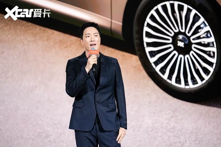 智己LS8售24.98万元起！30万内唯一线控转向，旗舰大满配！