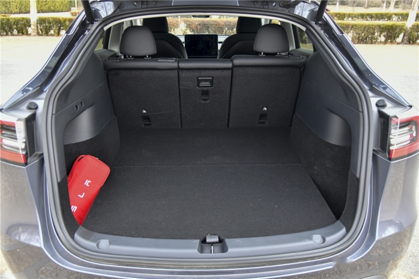 试驾国产特斯拉Model Y 向实用性倾斜 价格是真香