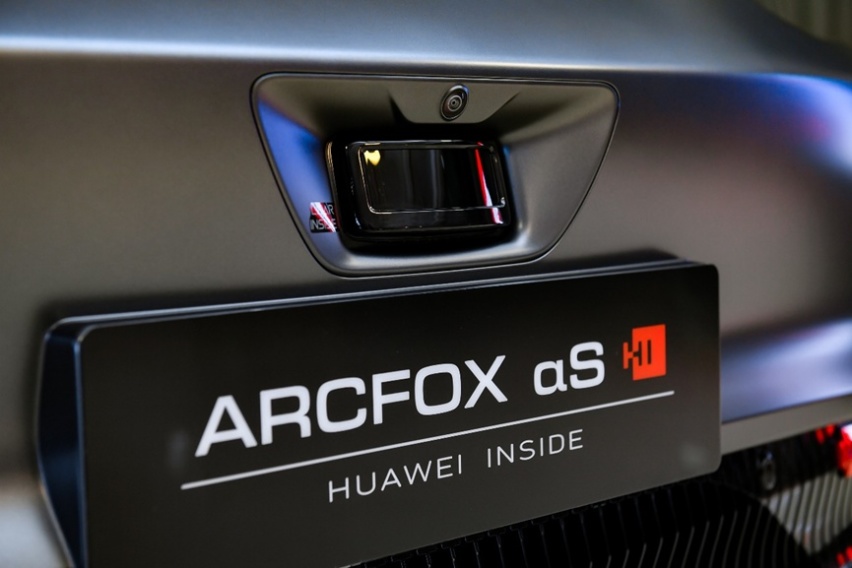 极狐阿尔法S全新HI版上市，树立高阶智能电动车价值标杆