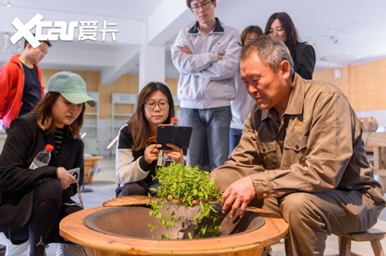 做木雕,墨茶香,从传统工艺手中了解徽州技艺看古建,思史昔,从徽州家祠