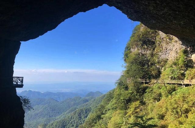 平衡生活与远方，跟赛力斯车友探寻金佛山的绝壁栈道