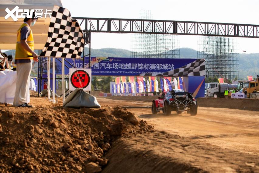 沙尘中的拼抢！2026中国汽车场地越野锦标赛（COC）邹城站预赛竞逐