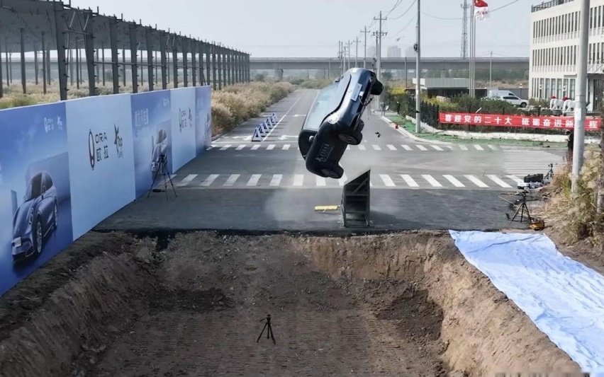 国内首次电动车高速螺旋翻滚跌落挑战成功，闪电猫凭什么这么牛？
