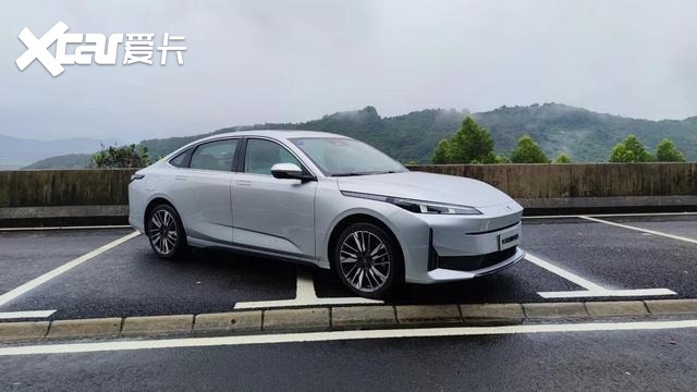 十万级混动轿跑"搅局者"街头实拍!豪华外观比肩汉,续航1300km