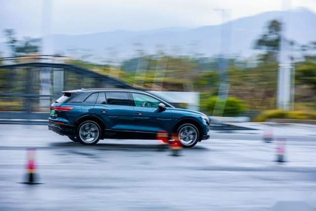 5.6秒破百、3.0T V6引擎的魅力，深入试驾奥迪A7L