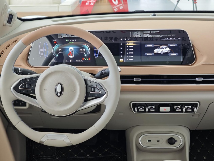 适合女性的纯电小车，2024款欧拉好猫到店实拍，降价还增配