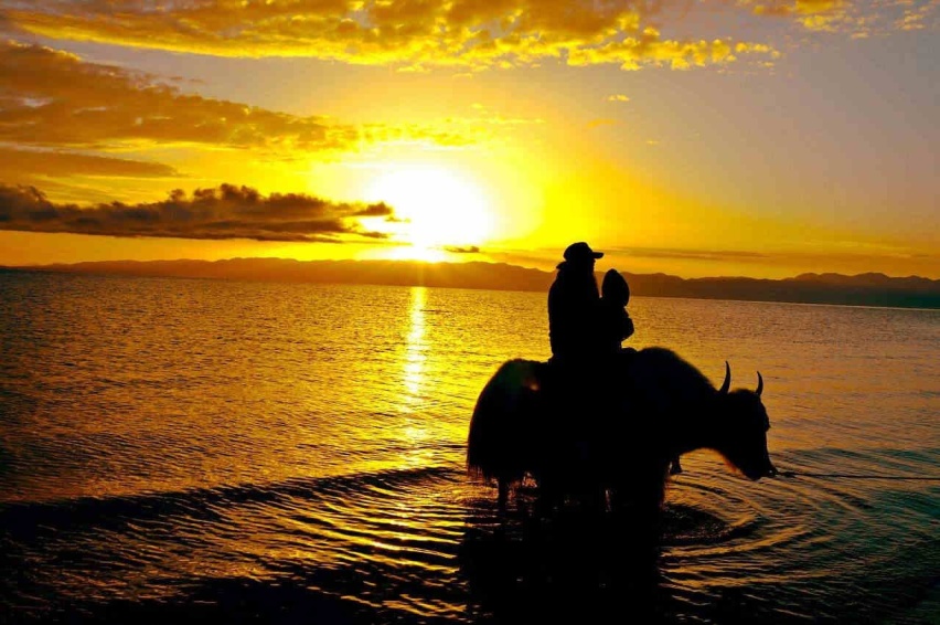 走红崖穿越戈壁风沙 去吉乃尔湖看夕阳西下 驾一车闯天涯