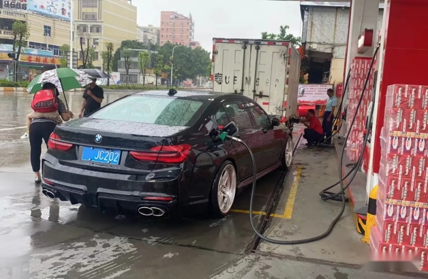 给宝马7系换上全身JDM改装件，是日系车迷最后的倔强？