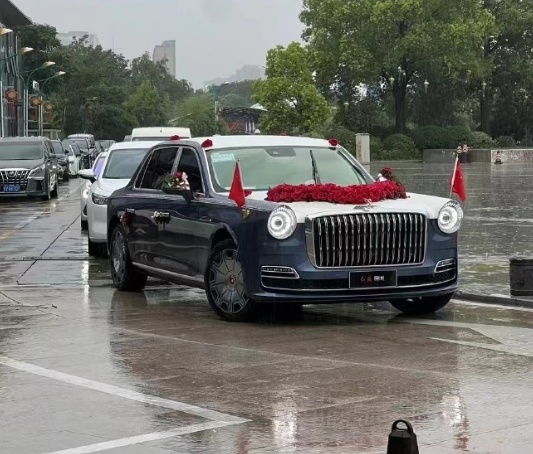 中国豪车现身街头！迈巴赫同款设计，气质不输劳斯莱斯，关键售价亮了