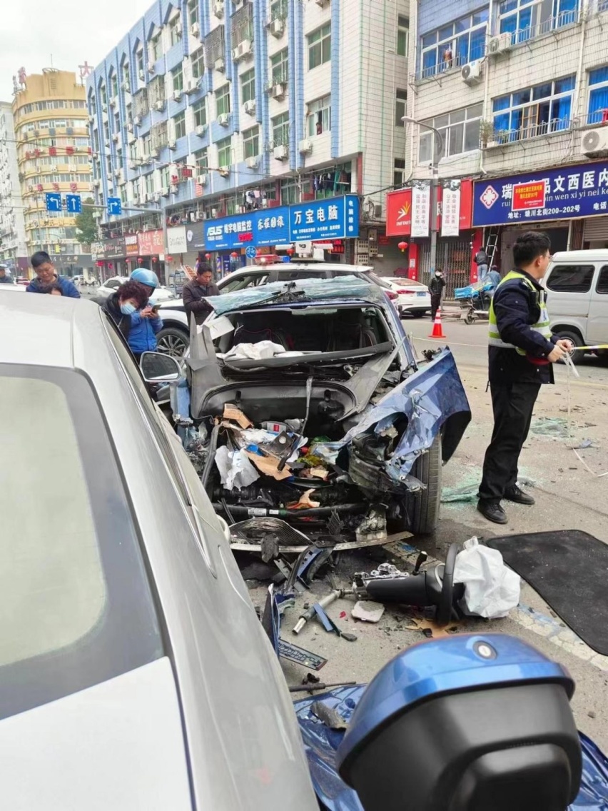 《狂飙》特斯拉 温州事故闪转翻腾 怎么刹车灯不亮？