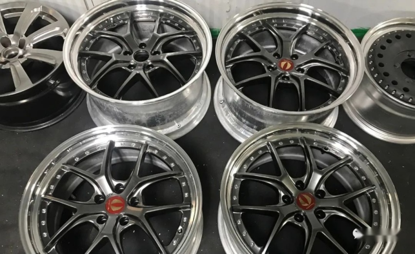 气动加持的姿态风蔚来ET5，趴在地上的瞬间就很