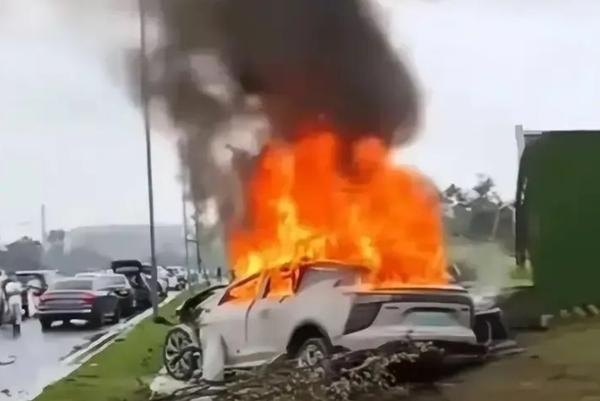 HiPhi X高速失控撞树起火，高合还能起死回生吗？