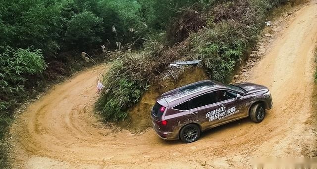 这个国产SUV上了48°驼峰，2.0T+四驱，只需15万多